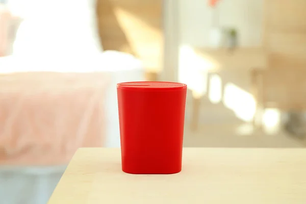 Dispositivo de asistente doméstico inteligente en la mesa en la habitación —  Fotos de Stock