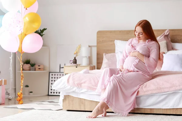 Beautiful pregnant woman sitting on bed — Stock Photo, Image