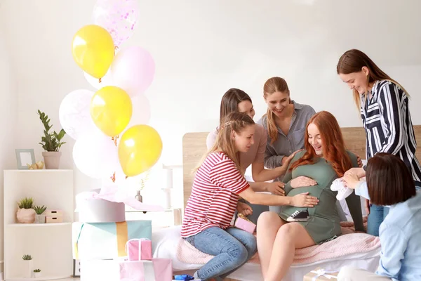 Mulher grávida bonita e seus amigos na festa do chuveiro do bebê — Fotografia de Stock