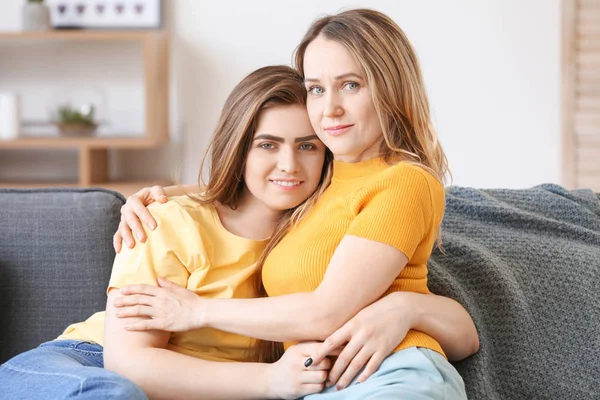 Portrait of happy mother and daughter at home — Stock Photo, Image