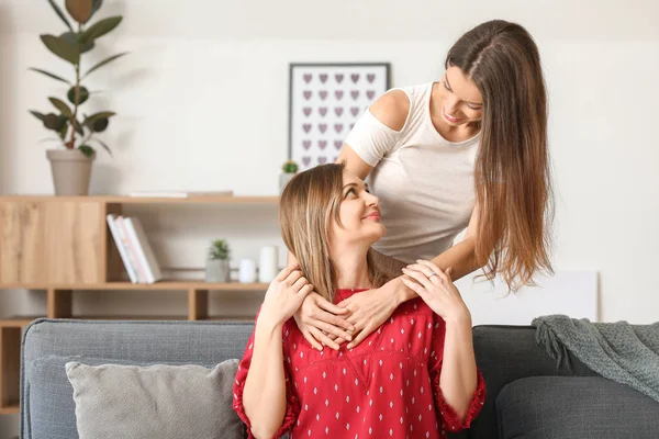 Portrait of happy mother and daughter at home — Stock Photo, Image