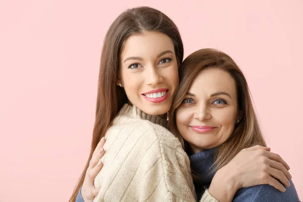 Ritratto di madre e figlia felice su sfondo a colori — Foto Stock