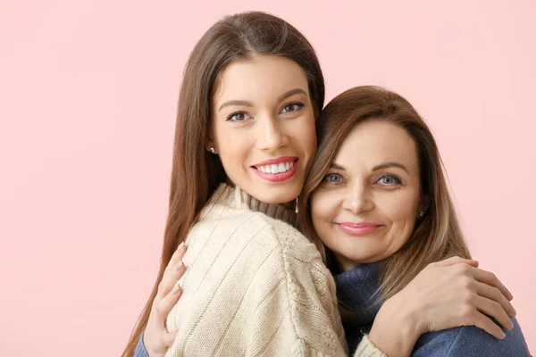 Portrait de mère et fille heureuses sur fond de couleur — Photo