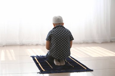 Küçük Müslüman çocuk kapalı dua