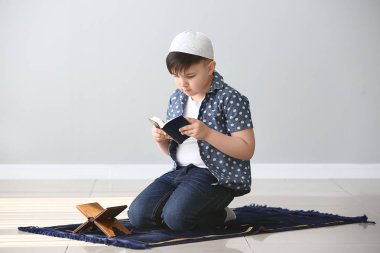 Küçük Müslüman çocuk kapalı dua