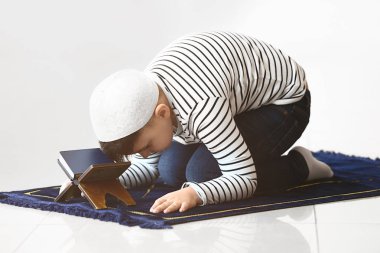 Küçük Müslüman çocuk kapalı dua