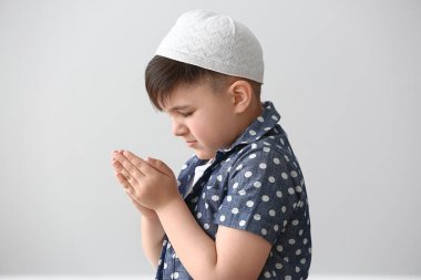 Küçük Müslüman çocuk ışık arka plan karşı dua