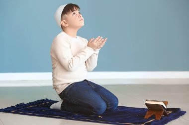 Küçük Müslüman çocuk kapalı dua