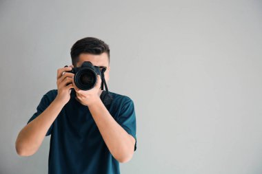 Işık arka planda erkek fotoğrafçı