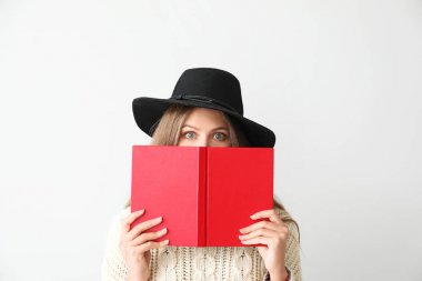 Hafif arka plan kitap ile şok genç kadın