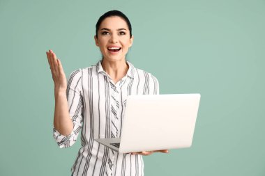 Renkli dizüstü bilgisayarı olan mutlu kadın programcı