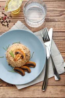 Ahşap masa üzerinde lezzetli risotto ile Plaka