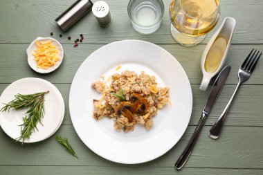 Ahşap masa üzerinde lezzetli risotto ile Plaka