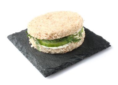 Beyaz arka planda lezzetli salatalık sandviç ile arduvaz plaka