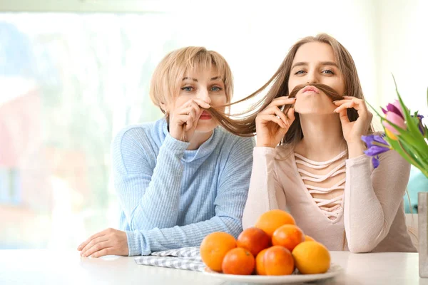 Retrato de madre e hija graciosas en casa — Foto de Stock