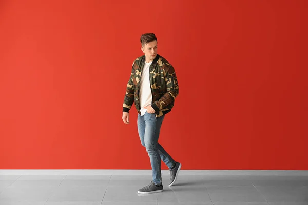 El joven a la moda cerca de la pared de color — Foto de Stock
