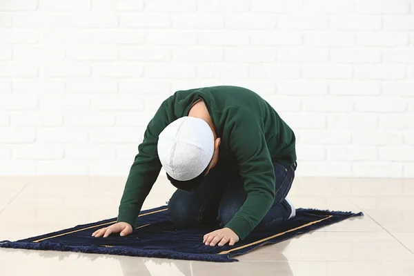 Kis muzulmán fiú imádkozott beltéri — Stock Fotó
