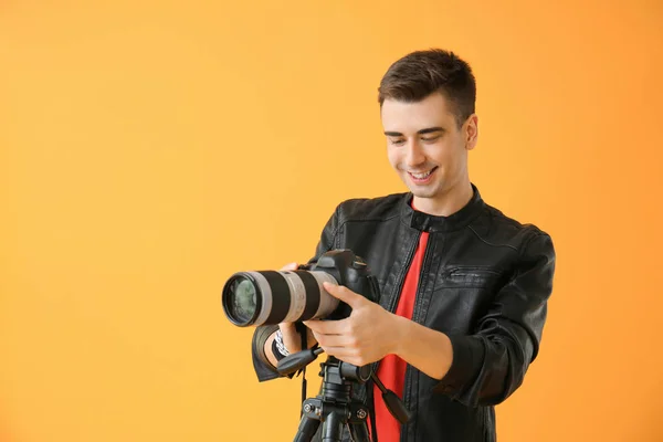 Mužský fotograf na barevném pozadí — Stock fotografie