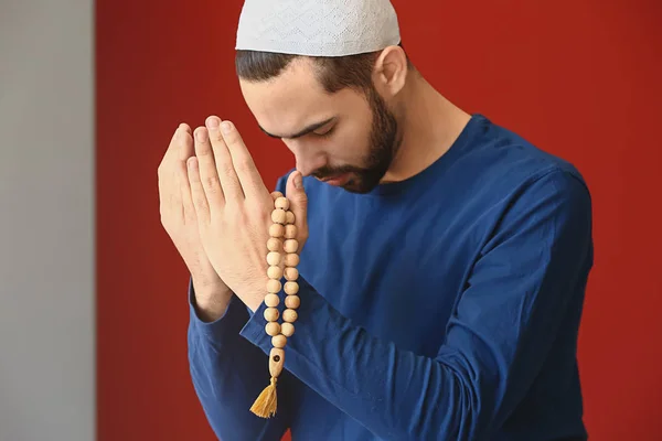 Young Muslim man praying indoors — Stock Photo, Image