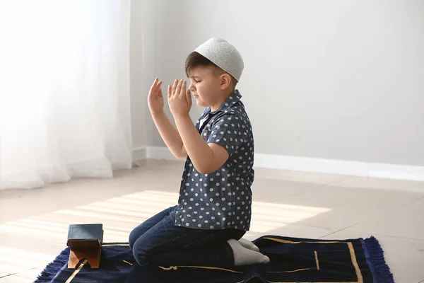 Menino muçulmano rezando dentro de casa — Fotografia de Stock