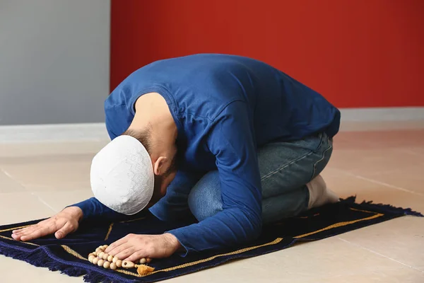 Fiatal muszlim ember imádkozott beltérben — Stock Fotó