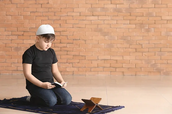 실내에서 기도하는 작은 무슬림 소년 — 스톡 사진