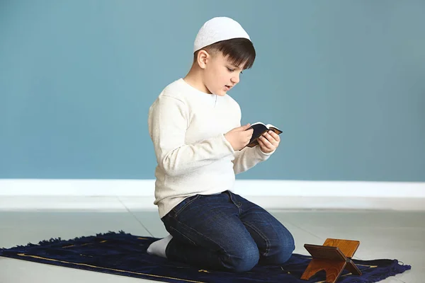 실내에서 기도하는 작은 무슬림 소년 — 스톡 사진