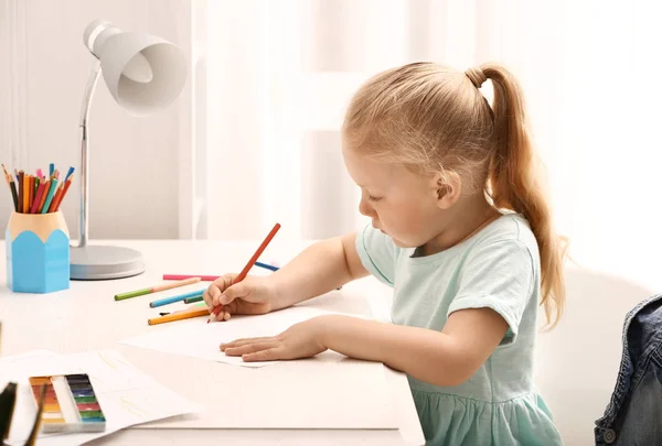 Menina desenho em casa — Fotografia de Stock