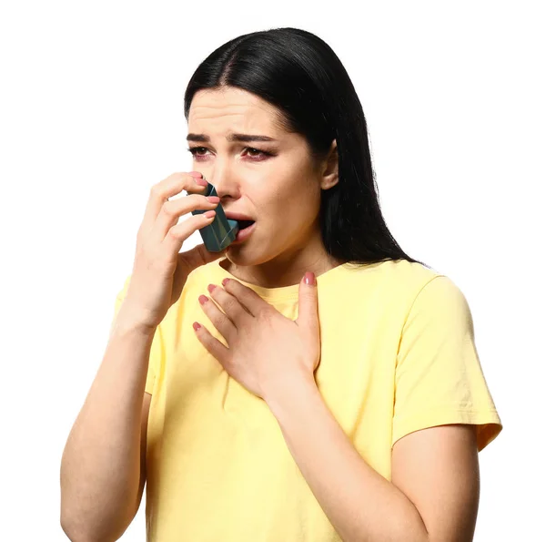 Wanita muda mengalami serangan asma pada latar belakang putih — Stok Foto