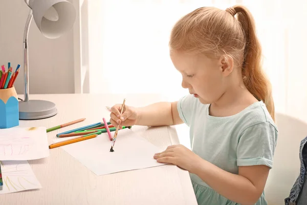 Little girl drawing at home — Stock Photo, Image