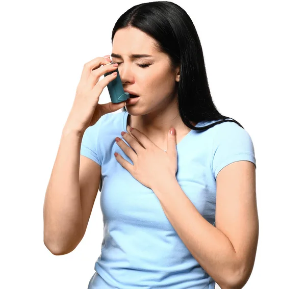 У молодой женщины приступ астмы на белом фоне — стоковое фото