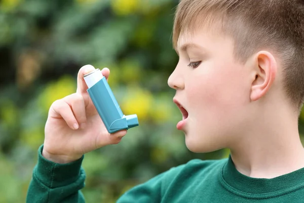 Menino com inalador tendo ataque de asma no dia da primavera — Fotografia de Stock