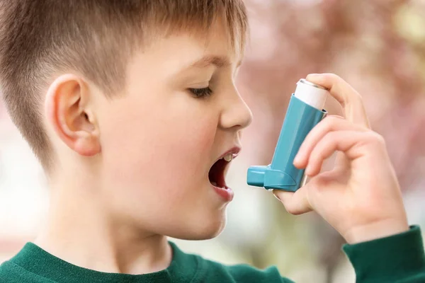 Boy with inhaler having asthma attack on spring day — Stock Photo, Image