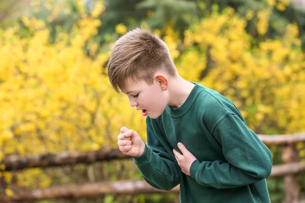 Niño teniendo un ataque de asma al aire libre en el día de primavera —  Fotos de Stock