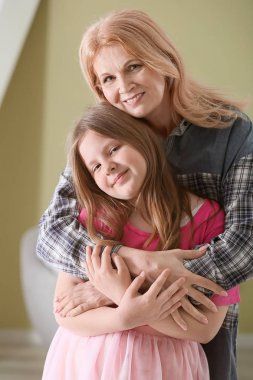 Olgun kadın ve evde onun sevimli torunu