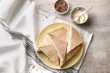 Masada lezzetli salatalık sandviç ile Tabak