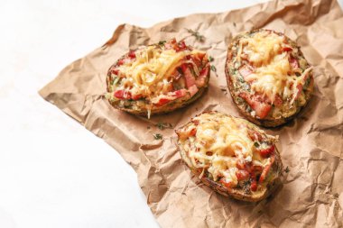 Hafif arka planda lezzetli dolması patates ile parşömen