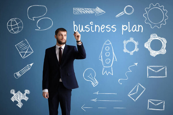 Человек в формальной одежде пишет на виртуальном экране. Концепция разработки бизнес-плана
