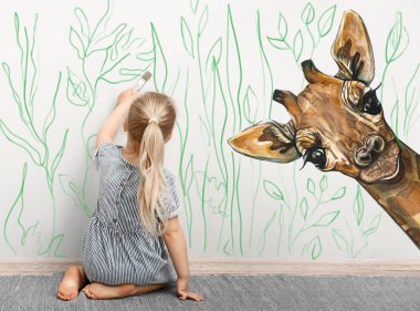 Küçük kız ışık duvarda orman ve zürafa boyama