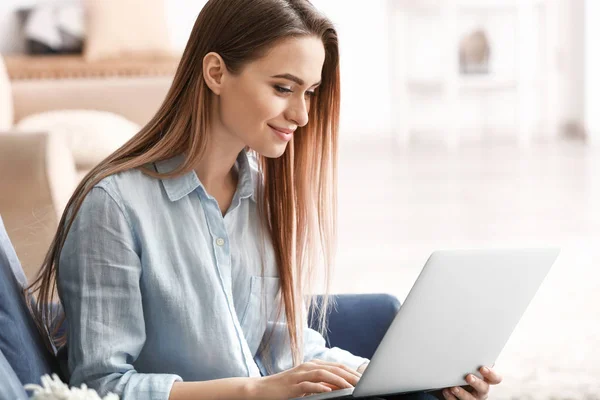 Young woman shopping online at home — Stock Photo, Image