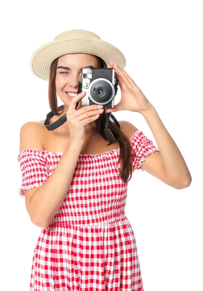 Vrouwelijke toerist met fotocamera op witte achtergrond — Stockfoto