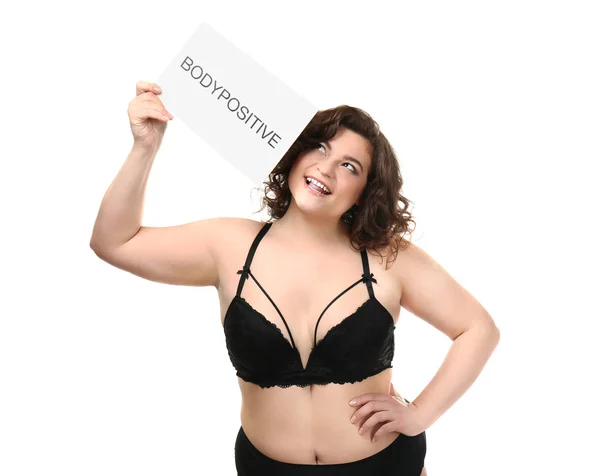 Além de tamanho mulher segurando papel com texto BODYPOSITIVE no fundo branco — Fotografia de Stock