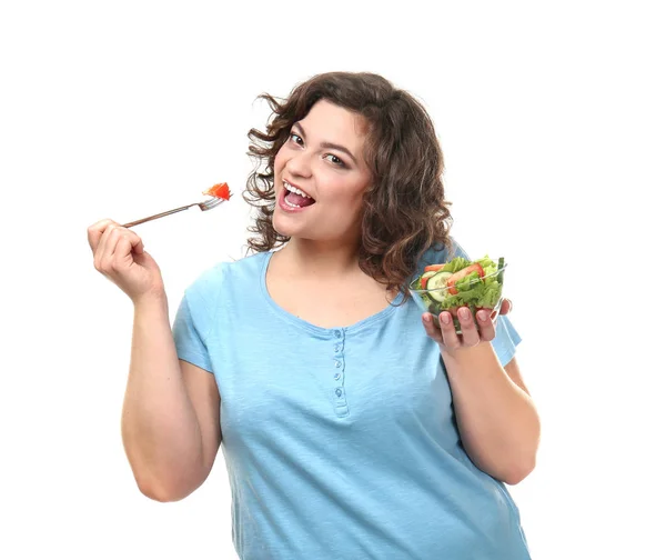 Femme en surpoids avec bol de salade sur fond blanc. Concept de perte de poids — Photo