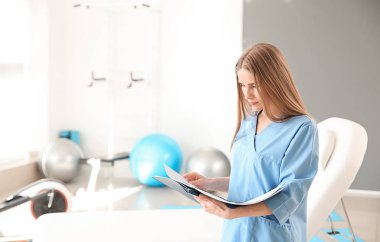 Kadın fizyoterapist rehabilitasyon merkezinde.