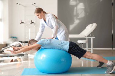 Rehabilitasyon merkezinde olgun hasta ile çalışan fizyoterapist