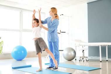 Rehabilitasyon merkezinde küçük kız ile çalışan fizyoterapist