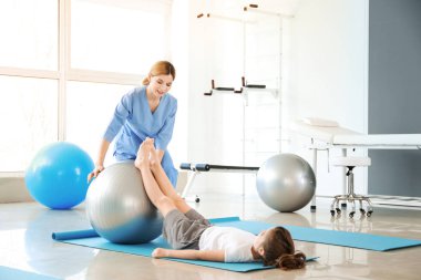 Rehabilitasyon merkezinde küçük kız ile çalışan fizyoterapist