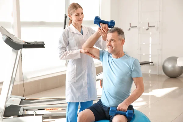 Physiotherapist working with mature patient in rehabilitation center — Stock Photo, Image