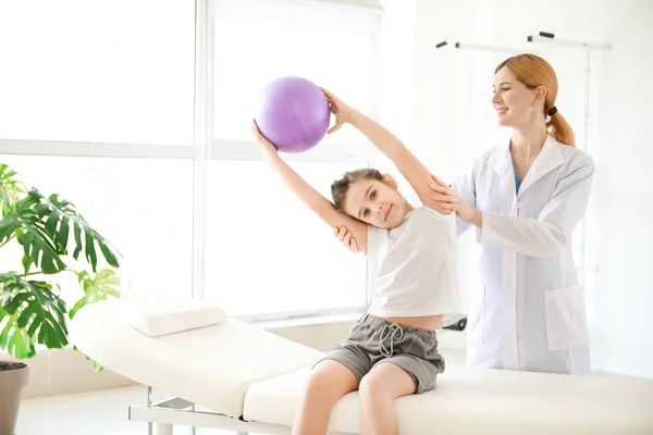 Fisioterapeuta trabajando con una niña en un centro de rehabilitación — Foto de Stock