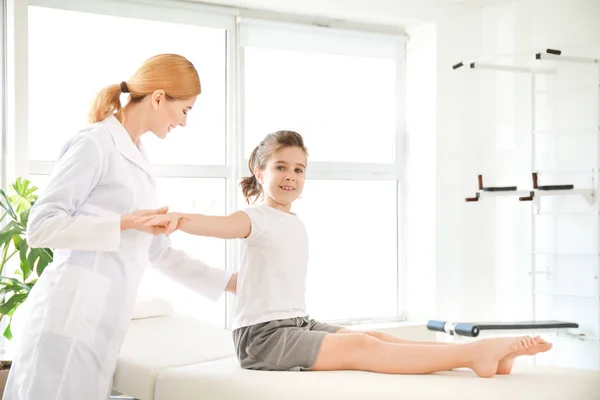 Fisioterapeuta trabajando con una niña en un centro de rehabilitación — Foto de Stock